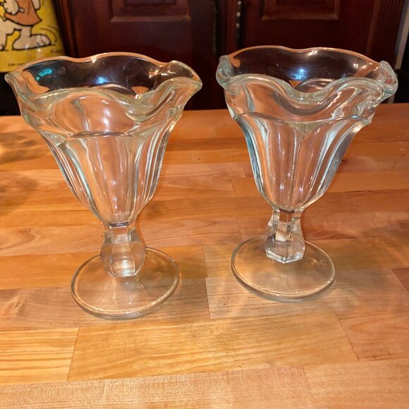 Two Vintage Tulip Rim Dessert Ice Cream Parfait Glasses Set One - Picture 1 of 5